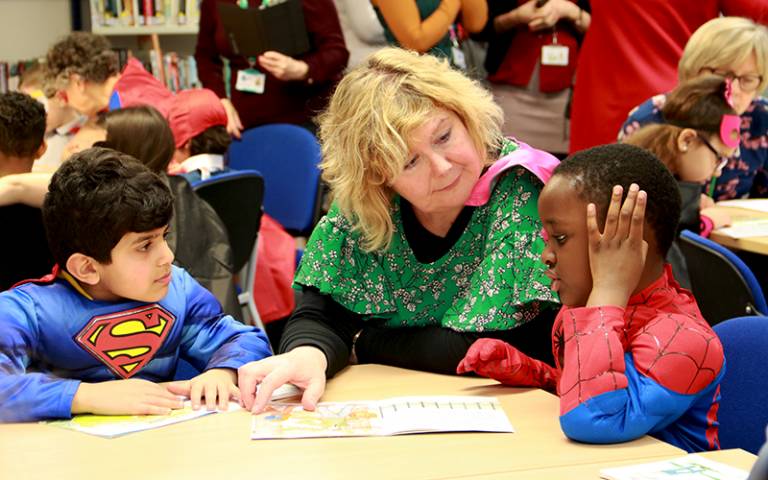 Supporting struggling readers in Reading Recovery: superhero day. Photo by Sarah-Jane Gregori for 乱伦秀